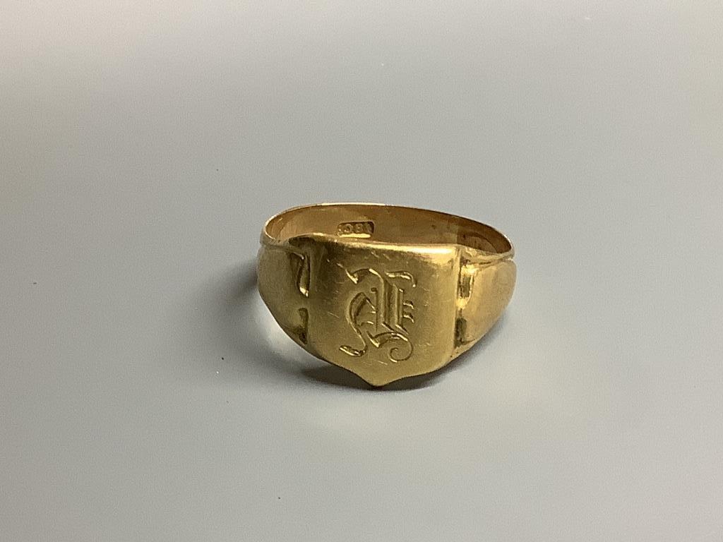 An Edwardian 18ct signet ring with engraved initial and inscription, size S/T